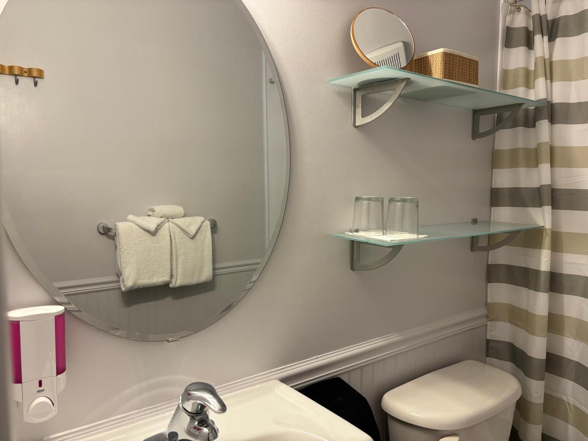 Petite Chambre Lit Queen-Size